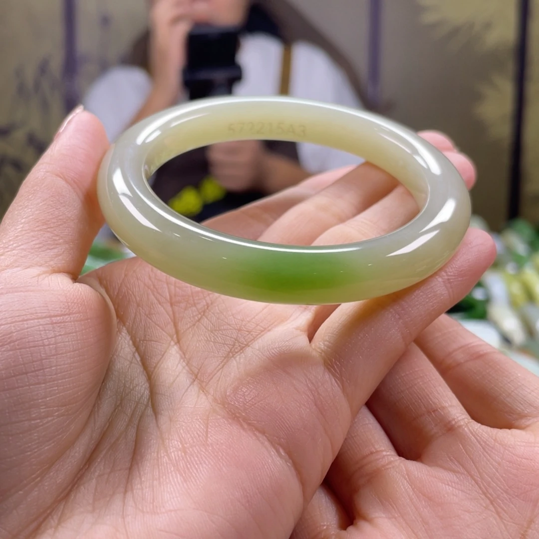 和田玉未镶嵌手镯56圈