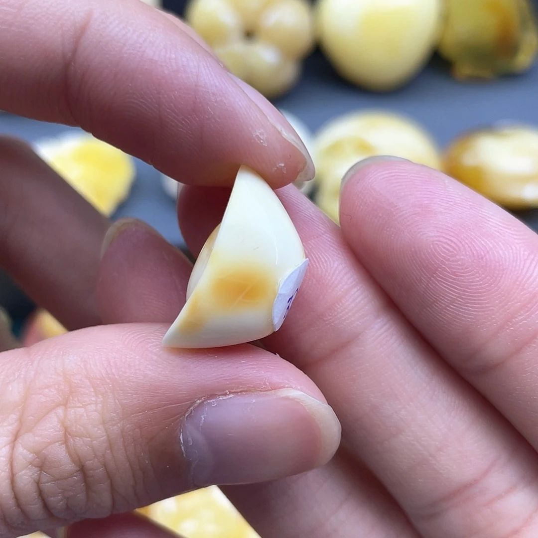 琥珀裸石未镶嵌蜜蜡