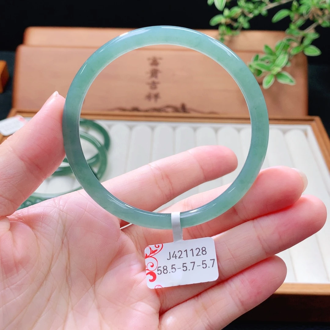翡翠未镶嵌手镯（圆镯）