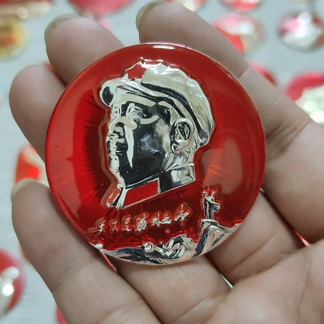 华***哥其他普通金属圆形红色人物像章