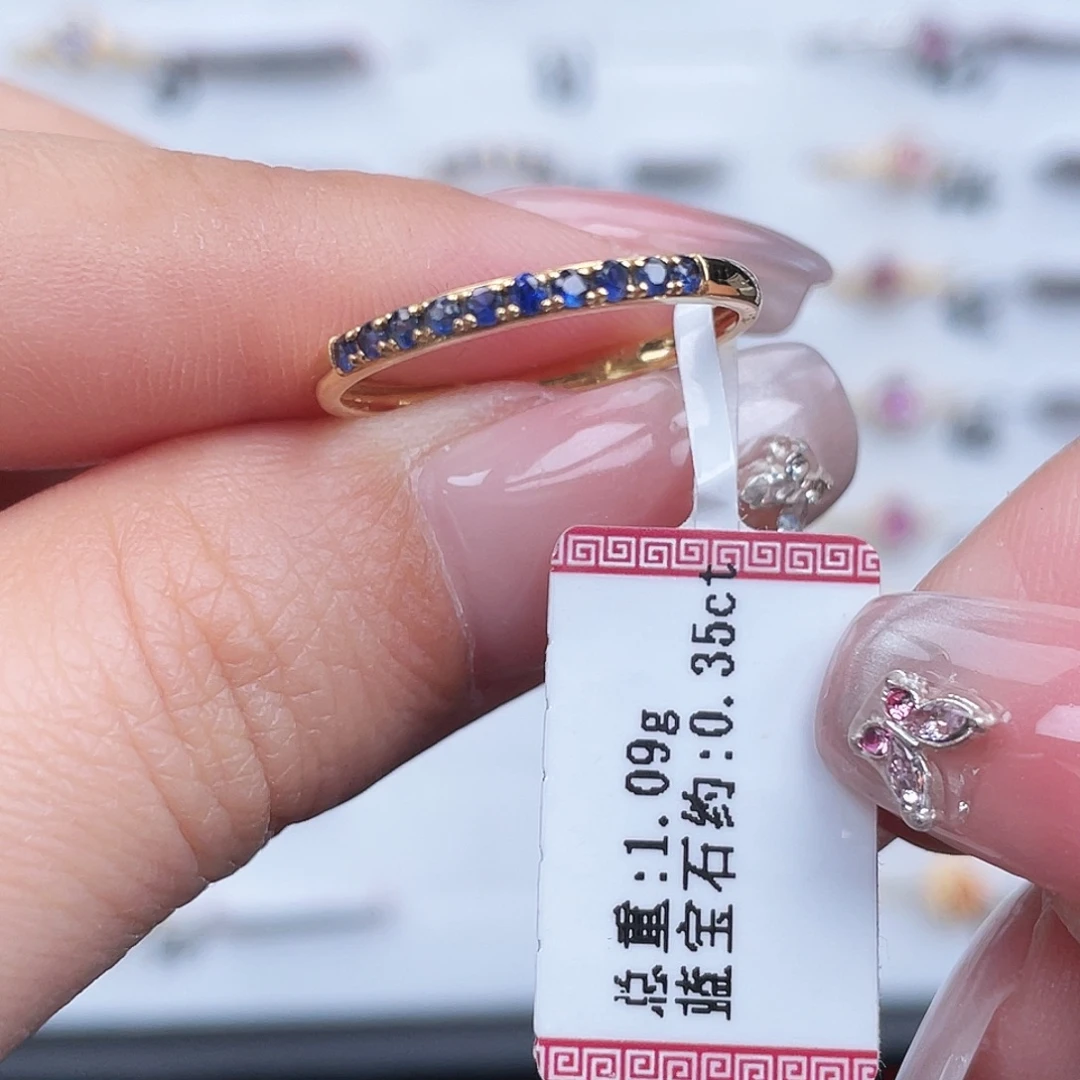 18K金镶嵌蓝宝石戒指