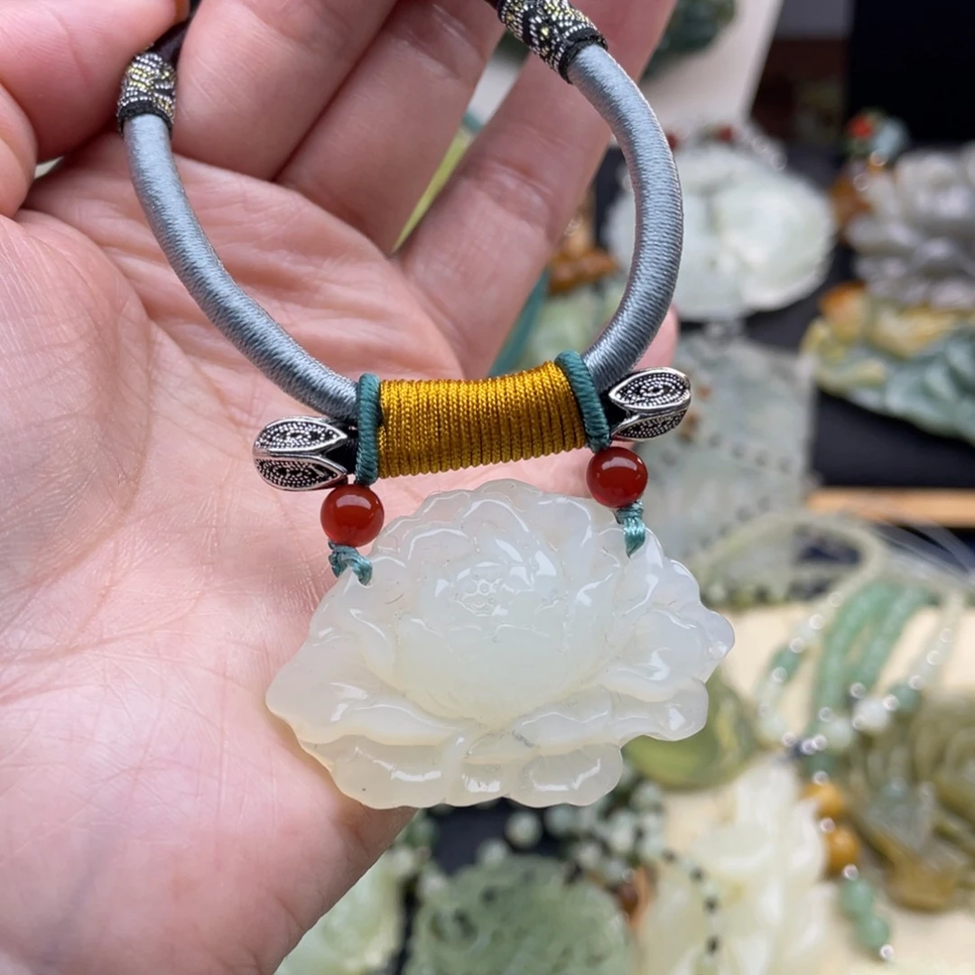 蛇纹石玉颈饰未镶嵌