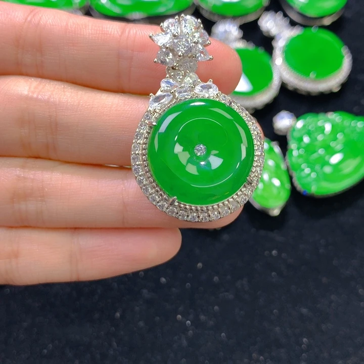 翡翠银S925镶嵌颈饰一个