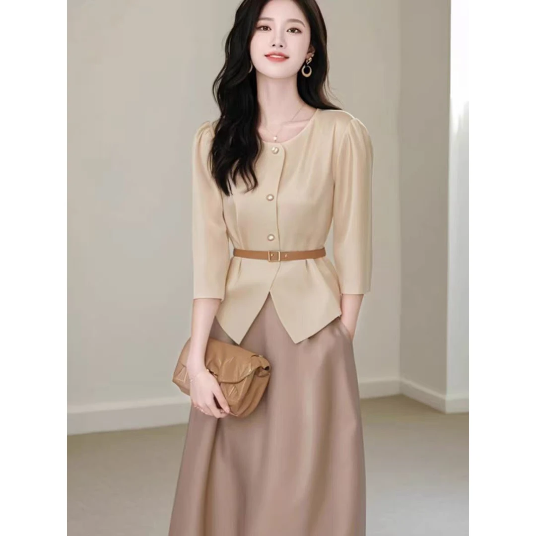 今年流行的漂亮高级感小洋装杏色短袖衬衫半身裙两件职业套装秋女