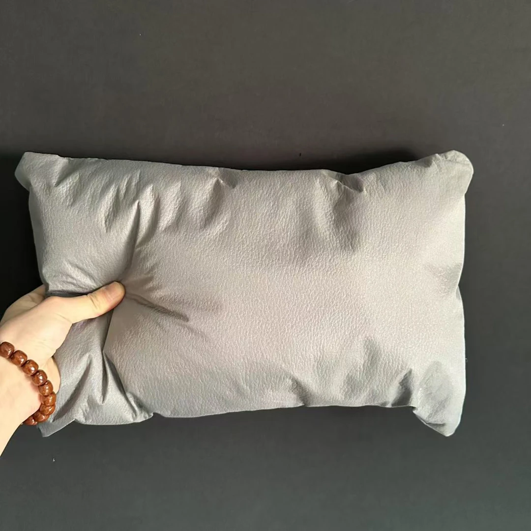 浅灰色抱枕