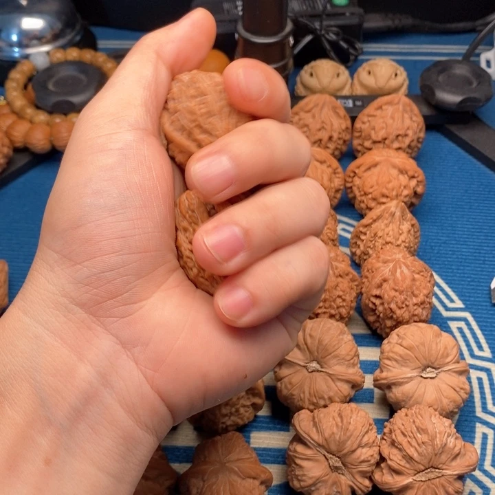 小***核精品坐佛文玩核桃