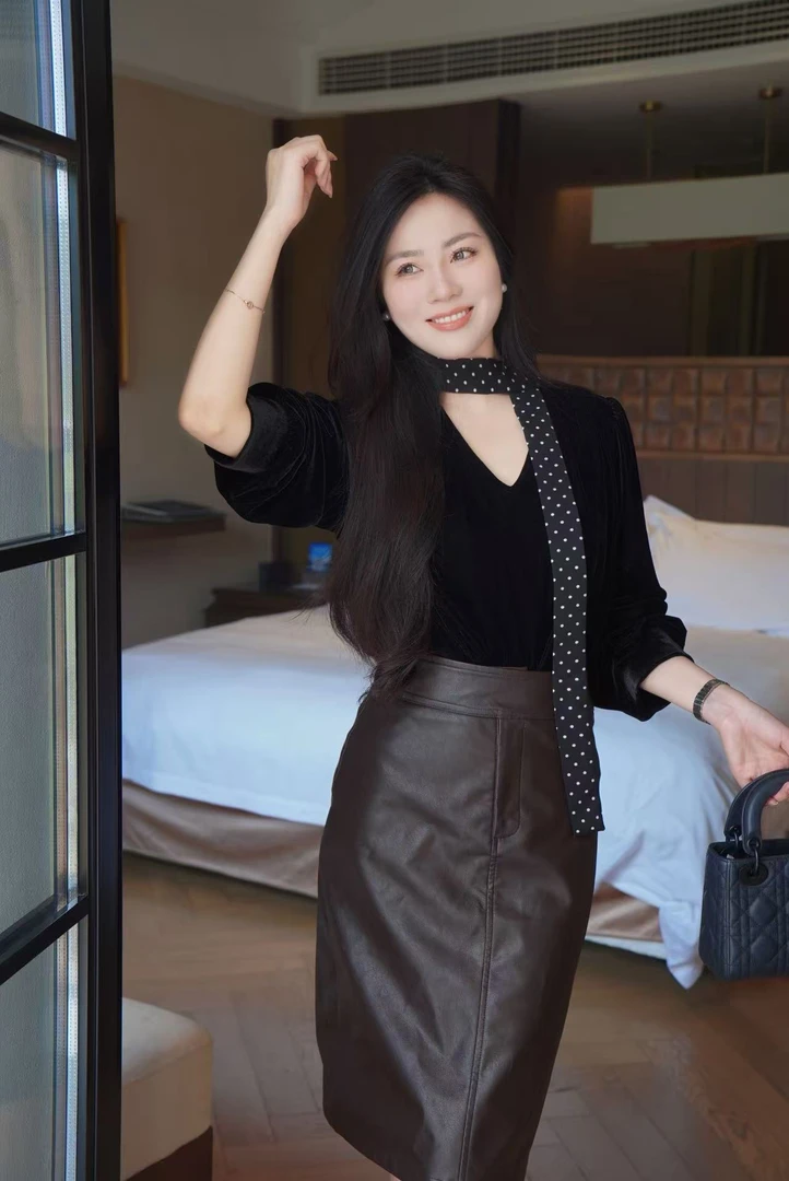 高级感法式复古丝绒V领衬衫设计感别致百搭显瘦包臂裙时尚套装秋
