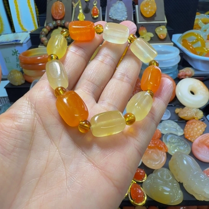 石英质玉（金丝玉）未镶嵌颈饰