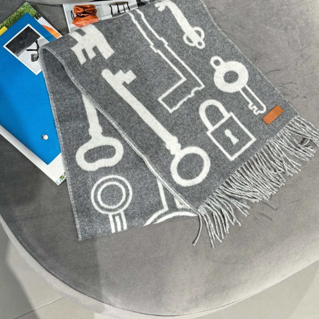 全新未使用 Hermes/爱马仕  爱马仕Hermes 羊绒围巾 灰白色30*160