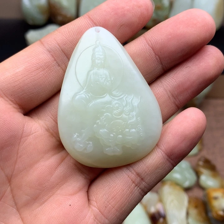 随***子和田玉（糖玉）未镶嵌颈饰