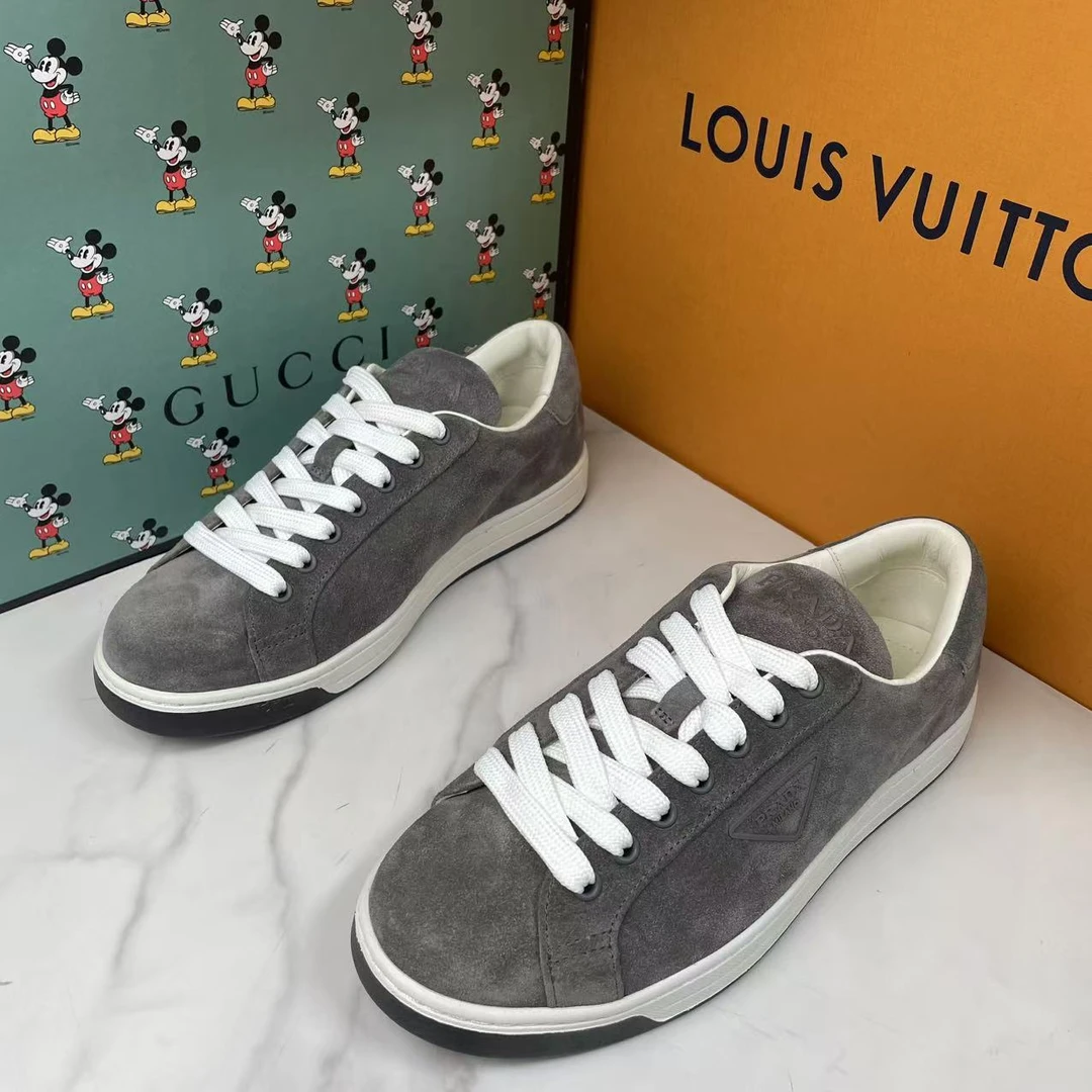 未使用 Prada/普拉达 灰色时尚舒适麂皮三角标低帮板鞋/多尺码