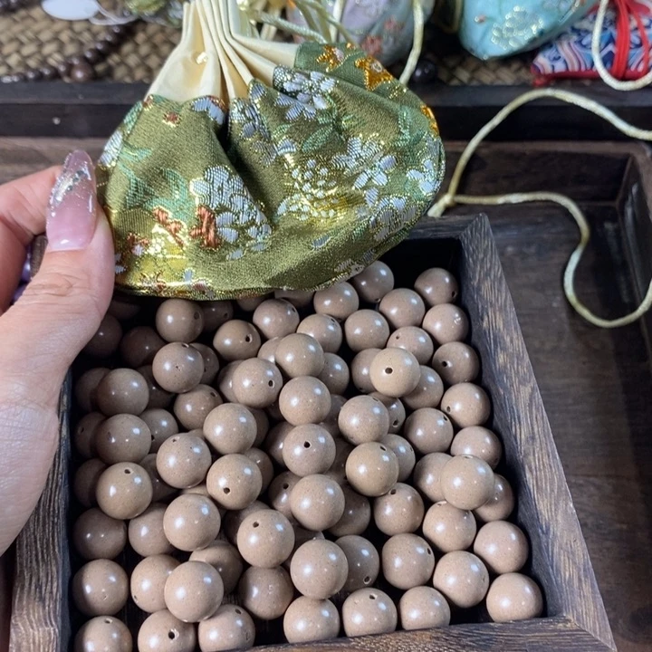 泥塑白龙涎1.2瑕疵珠香包约50克