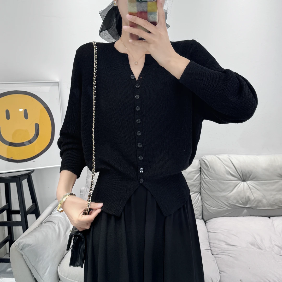 【大美丽定制】2025秋季新品 高级感V领收腰显瘦黑色针织上衣女