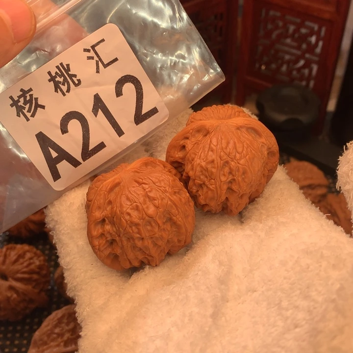 文玩核桃吊坠血麒麟40