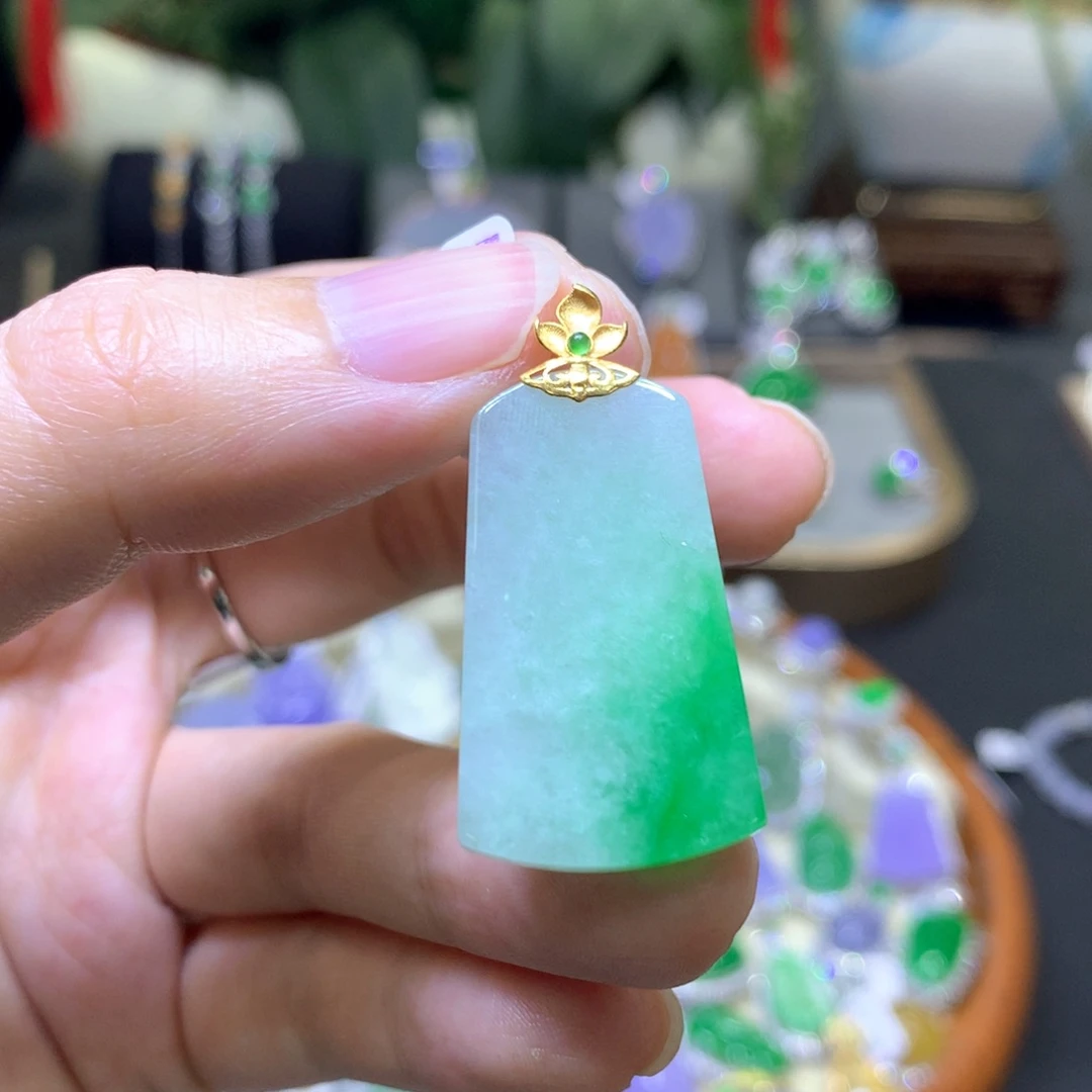 翡翠18K金镶嵌颈饰翡翠吊坠项链