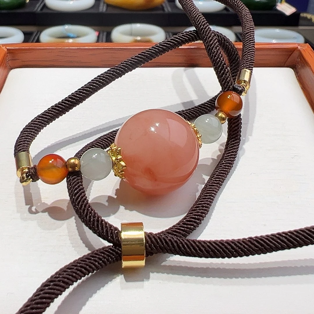 石英质玉合金颈饰