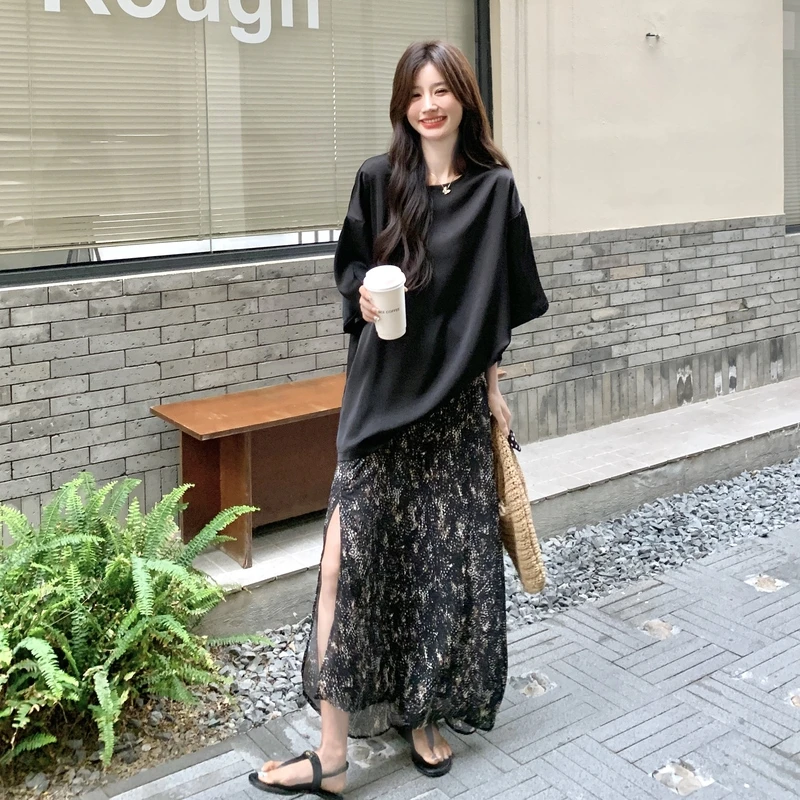 黑色法式慵懒松弛感T恤套装裙女2025夏新款碎花开叉半身裙两件套