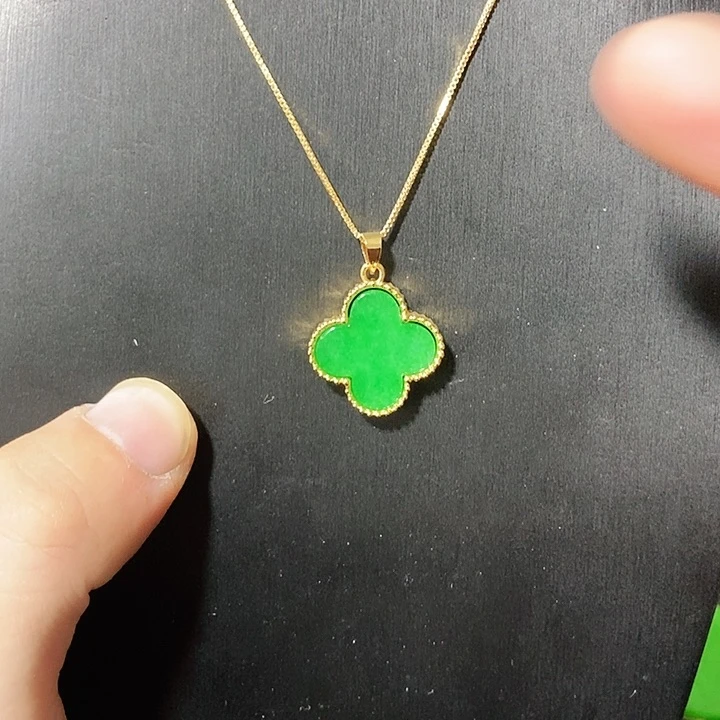 翡翠18K金镶嵌颈饰吊坠