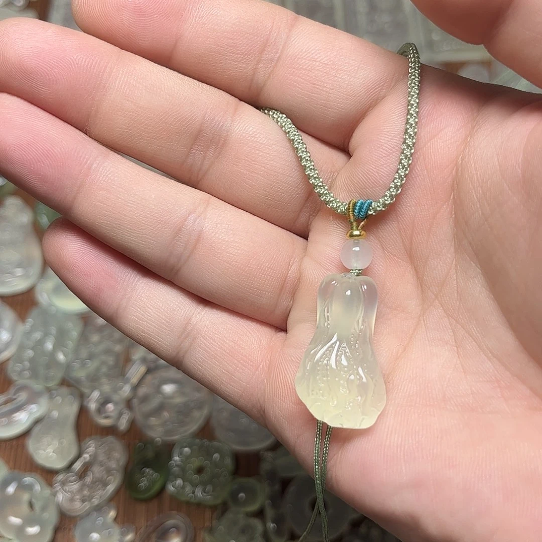 岫玉未镶嵌颈饰吊坠