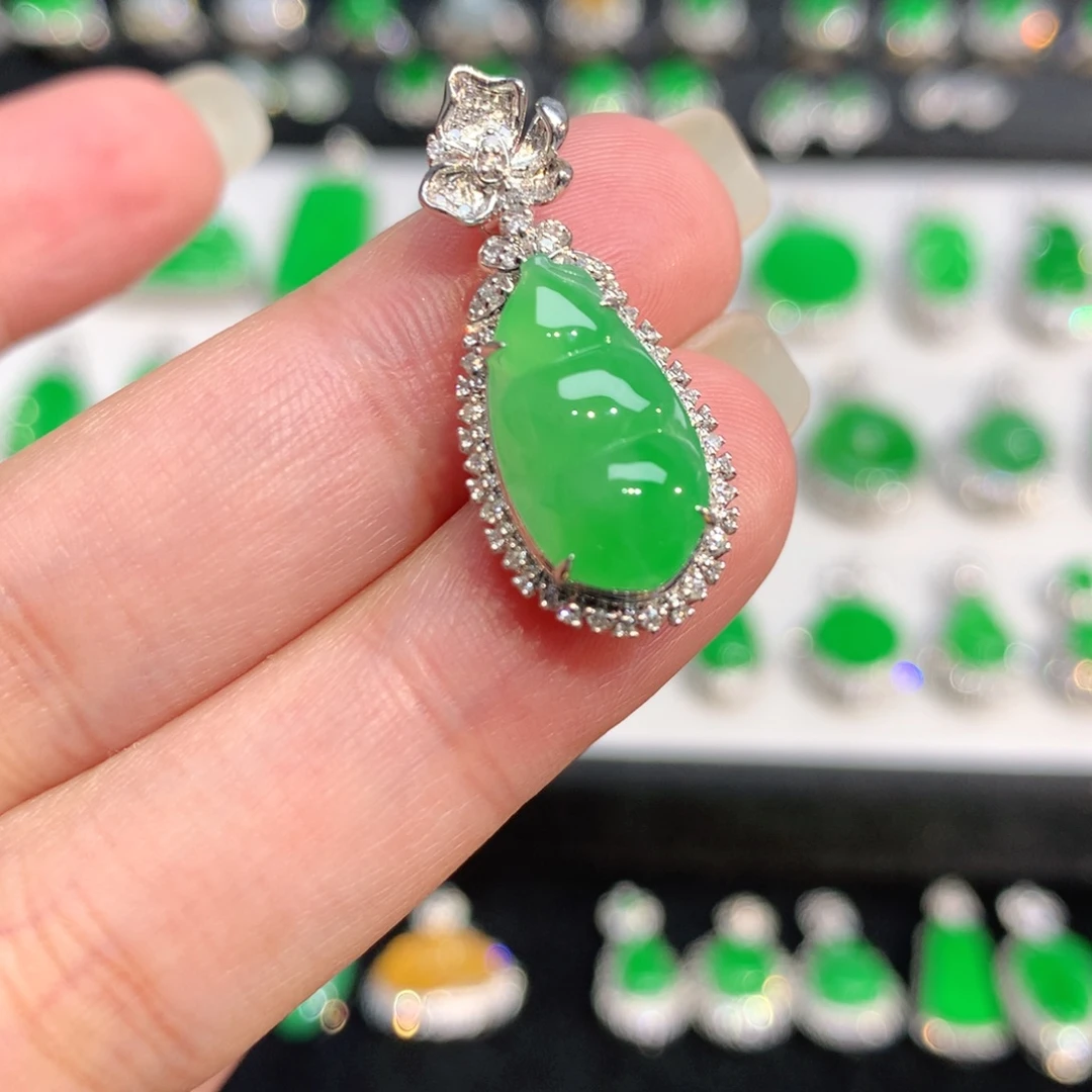 翡翠18K金镶嵌颈饰