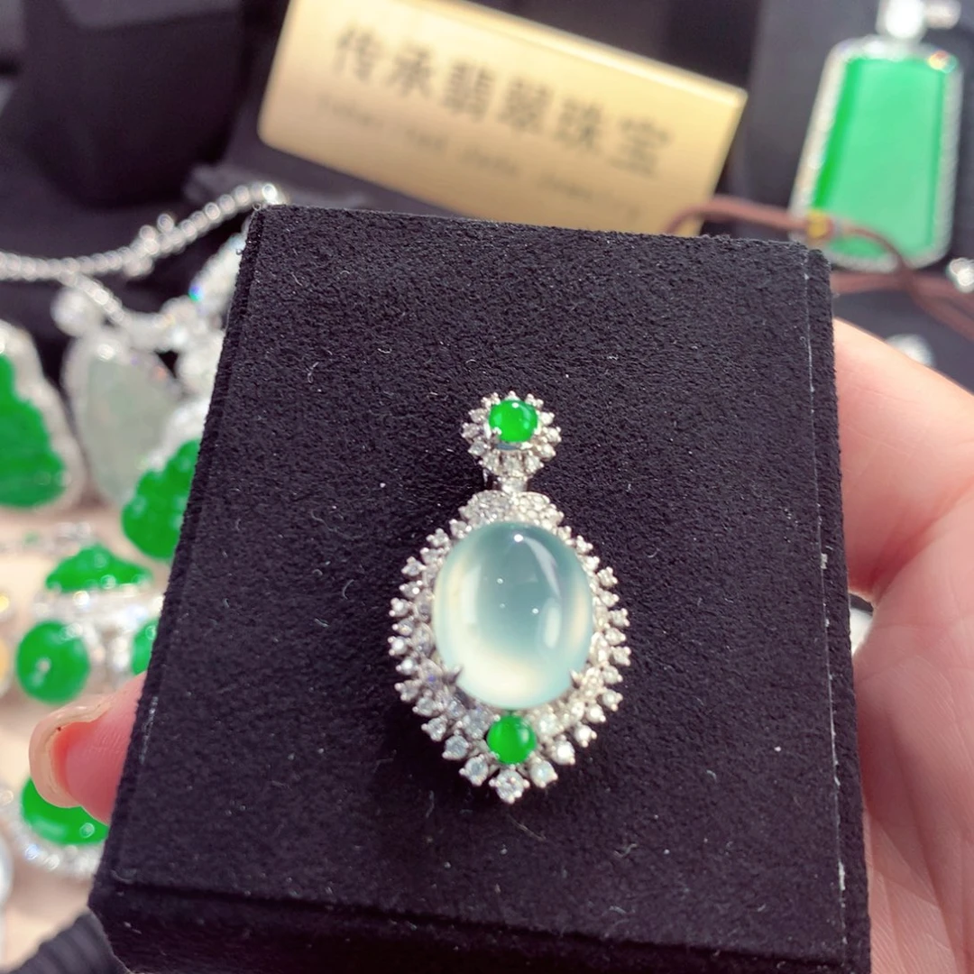 翡翠18K金镶嵌颈饰
