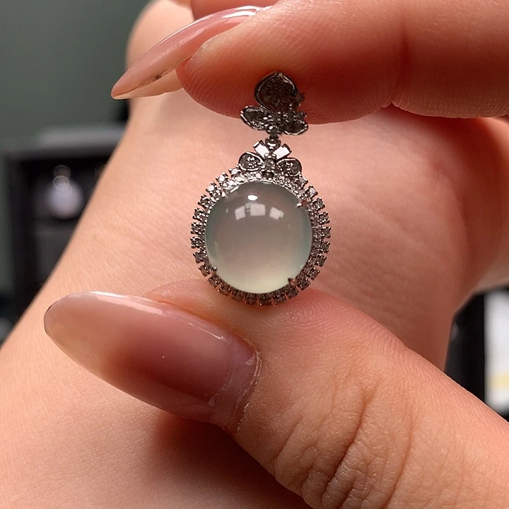 18K金镶嵌挂件翡翠晴底绿大蛋面吊坠