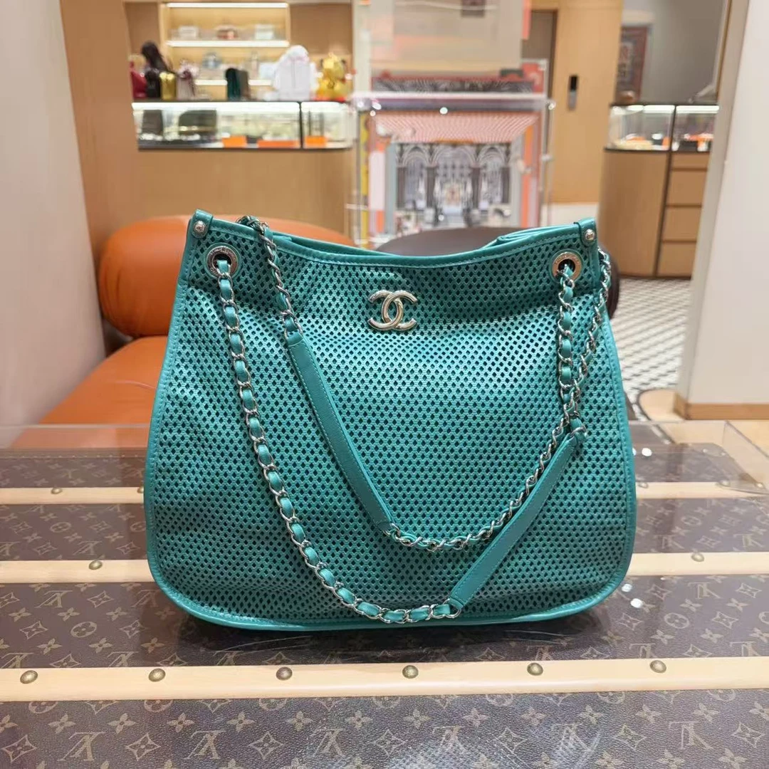 99新 Chanel/香奈儿 绿色牛皮镂空单肩tote购物袋！17开！