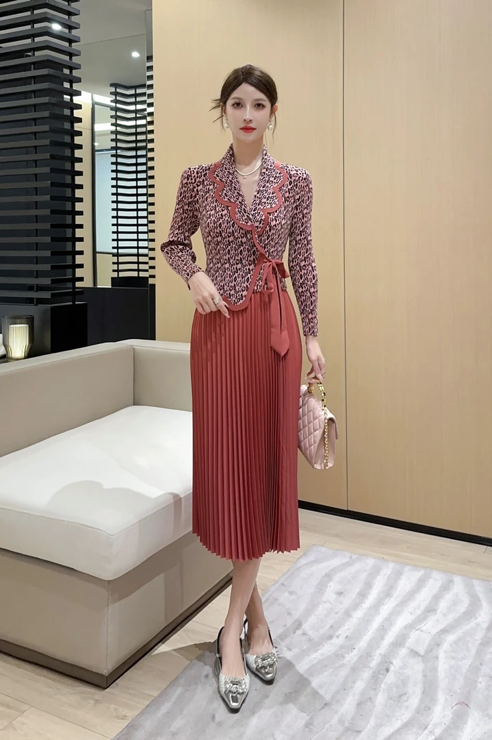 2025新春季新款褶皱连衣裙显瘦遮肚子长袖连衣裙胖瘦兼容连衣裙