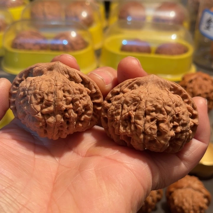 文玩核桃把件小**爱管帽