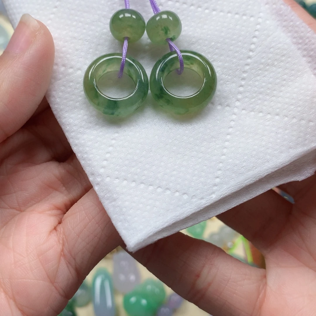 翡翠未镶嵌颈饰是