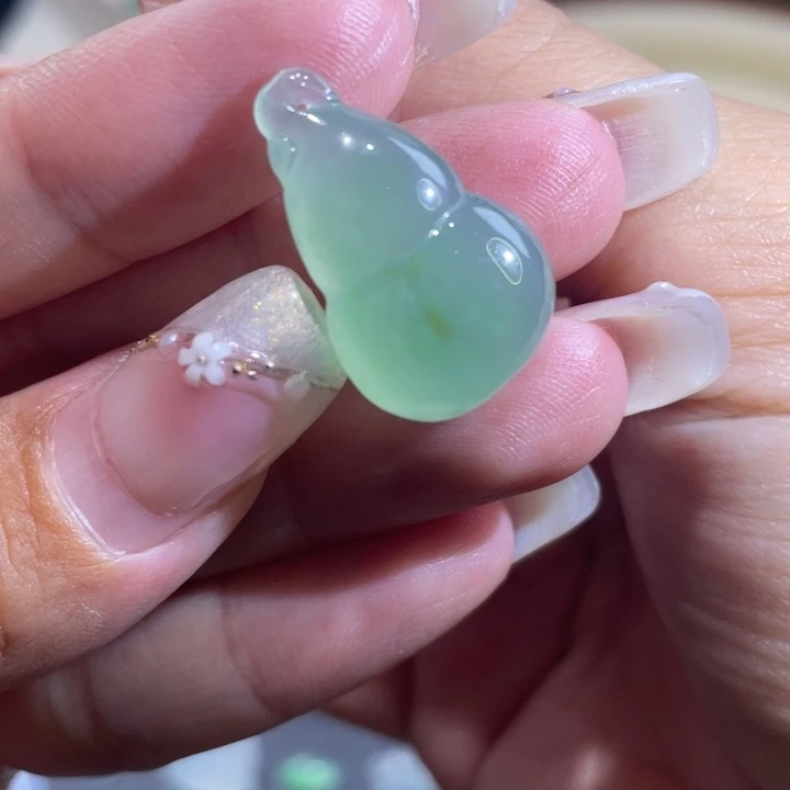翡翠未镶嵌颈饰葫芦