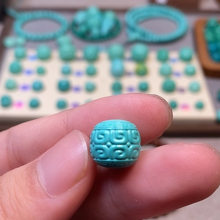 手工雕刻顶珠配饰，尺寸12
