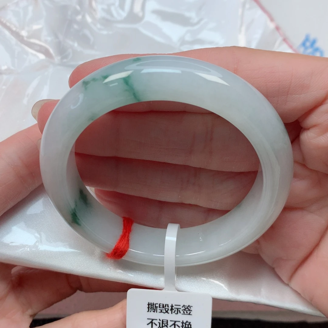 翡翠手镯未镶嵌50.7圈 白底飘绿花