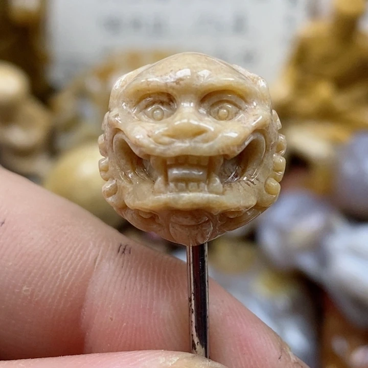 颈饰未镶嵌硅化珊瑚（珊瑚玉）