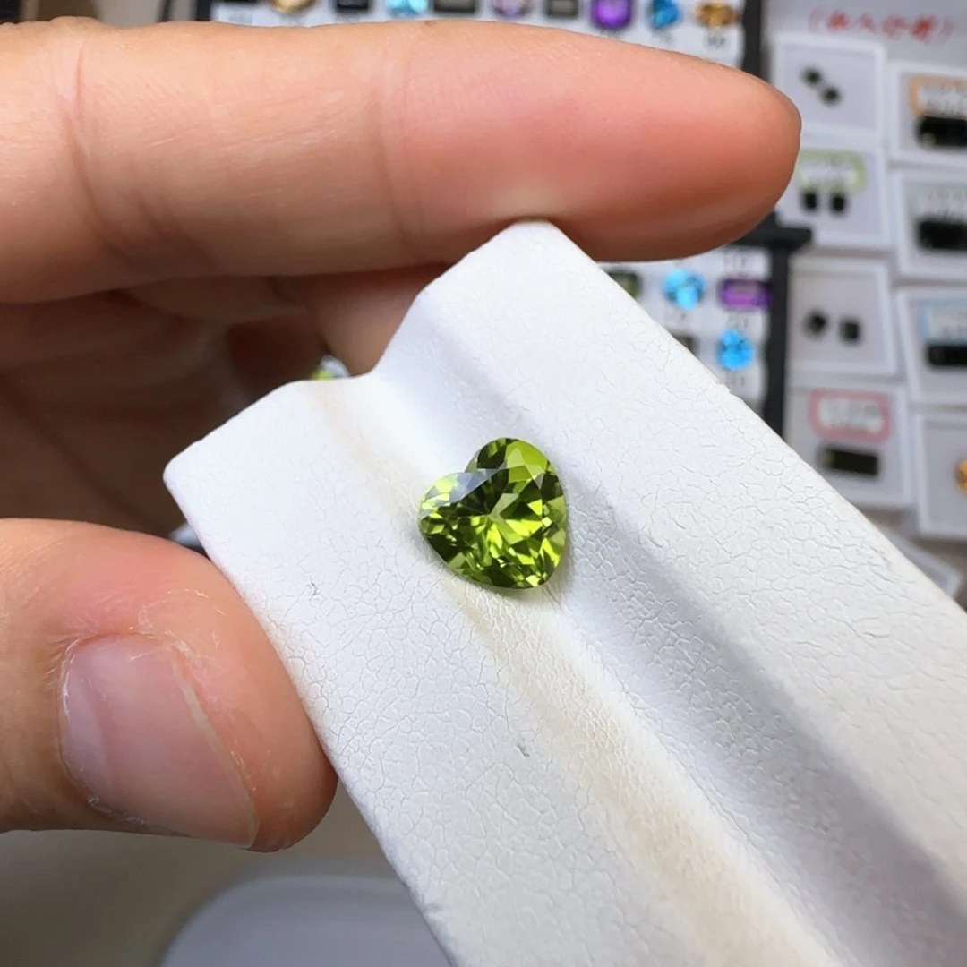 笔搁未镶嵌橄榄石爱心8mm