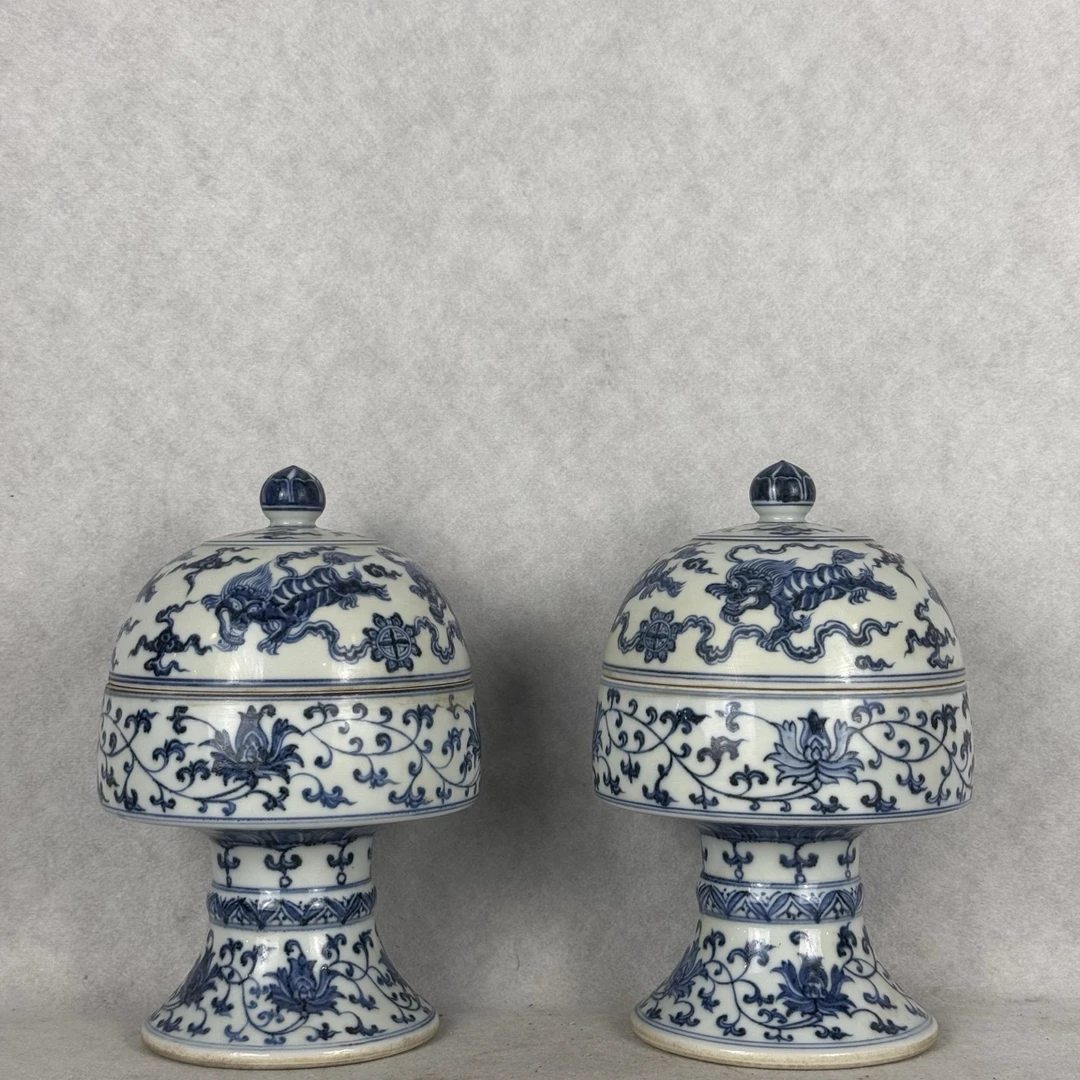青花缠枝莲狮子彩绣球纹高足盖罐一对