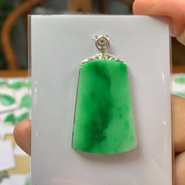 颈饰18K金镶嵌翡翠翡翠吊坠