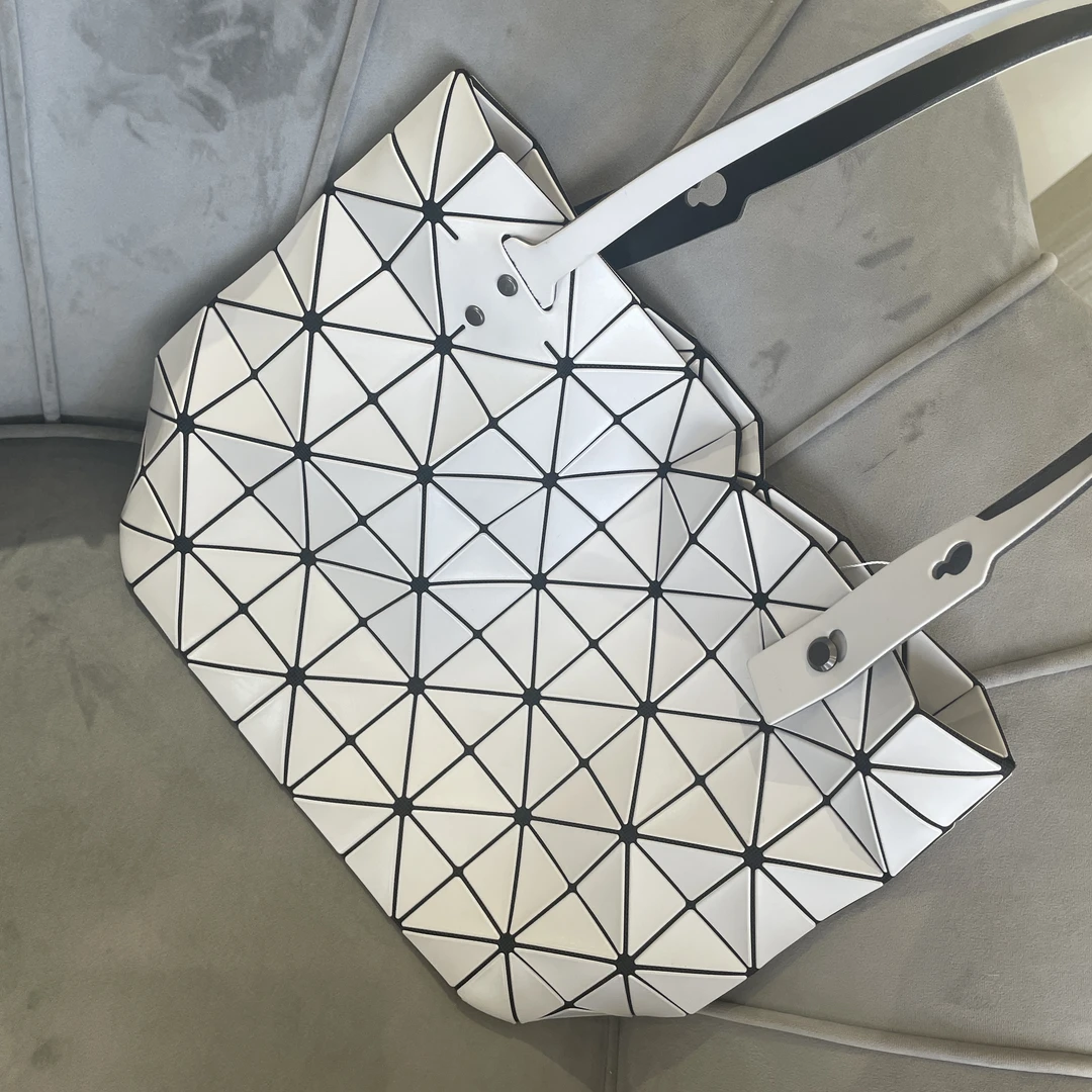 99新 Issey Miyake/三宅一生 白色几何单肩包 3261228002248
