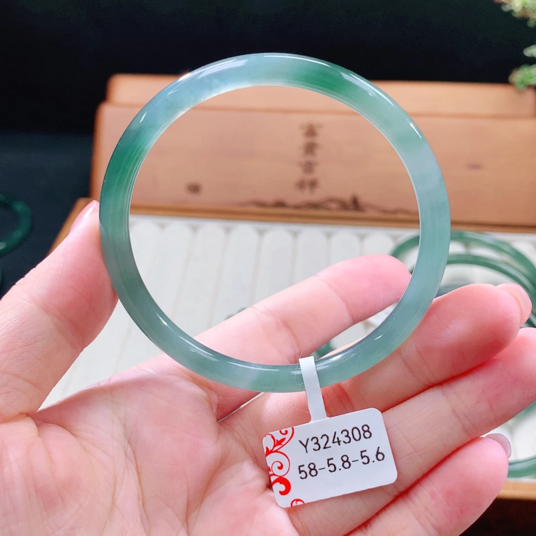 翡翠手镯（圆镯）未镶嵌