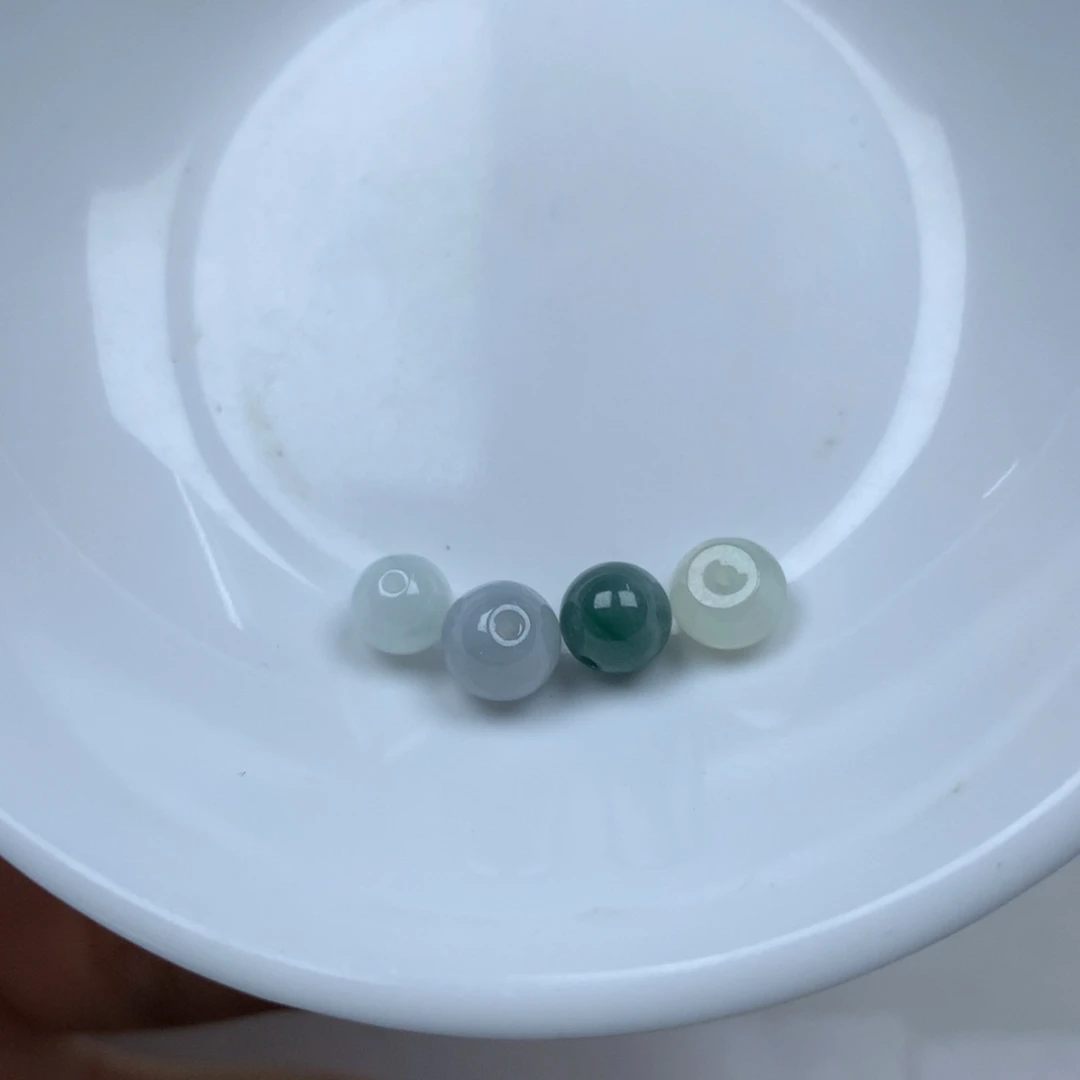 翡翠颈饰未镶嵌四颗。