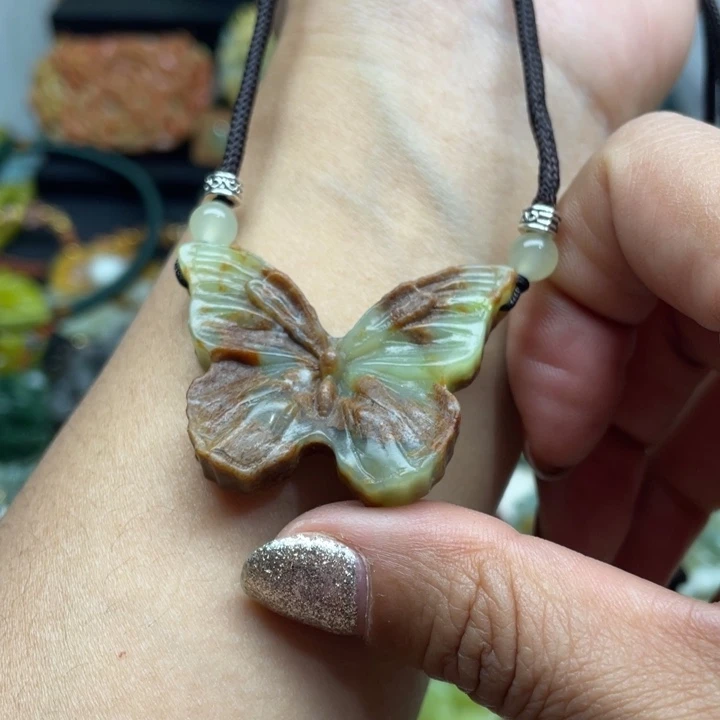 蛇纹石玉未镶嵌颈饰