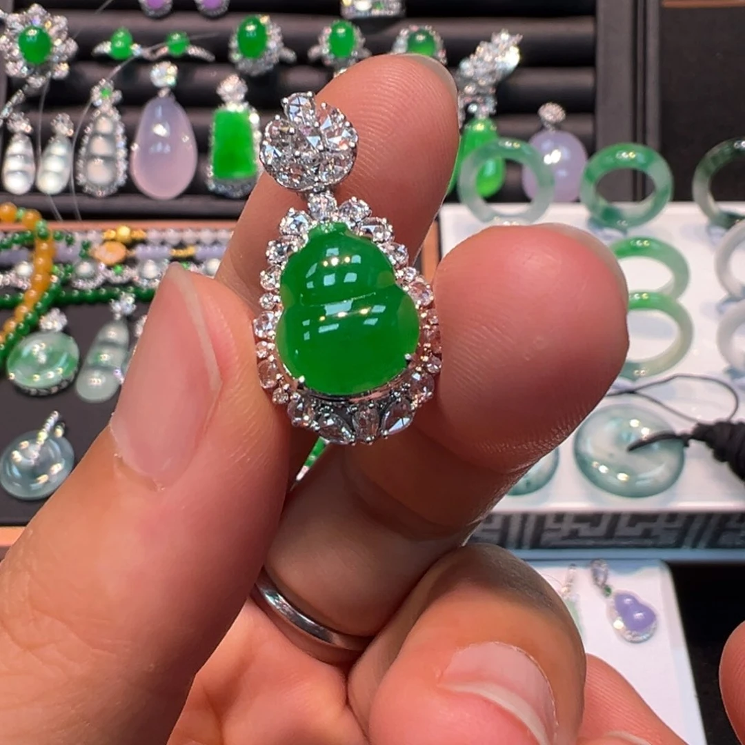 翡翠18K金镶嵌颈饰葫芦