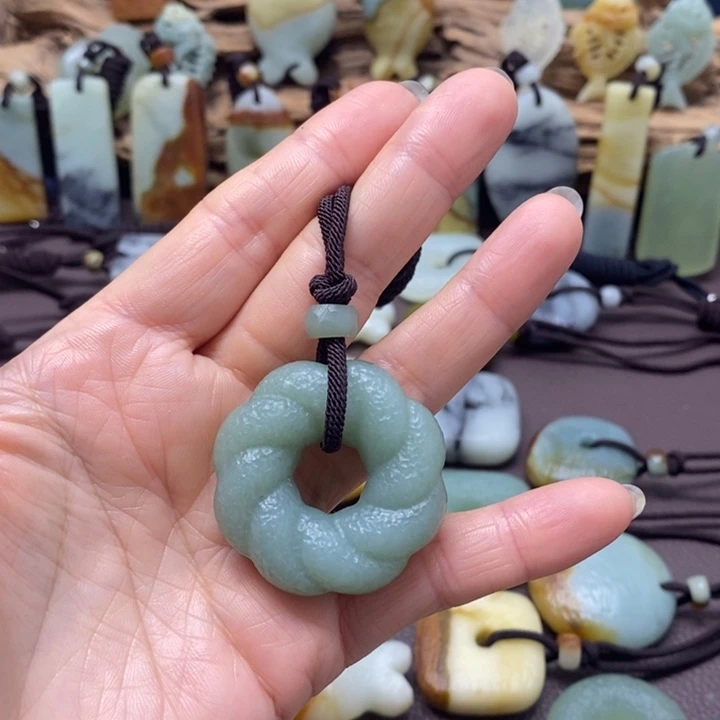 我***猫蛇纹石玉未镶嵌颈饰