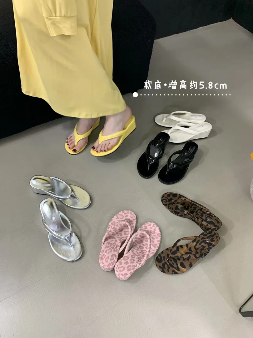 Q 8-3008 韩国东大门女鞋夏新款韩版夹趾漆皮坡跟人字拖凉鞋