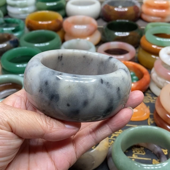 石英质玉手镯未镶嵌知**乐