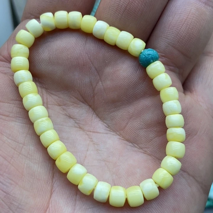 琥珀裸石未镶嵌配饰