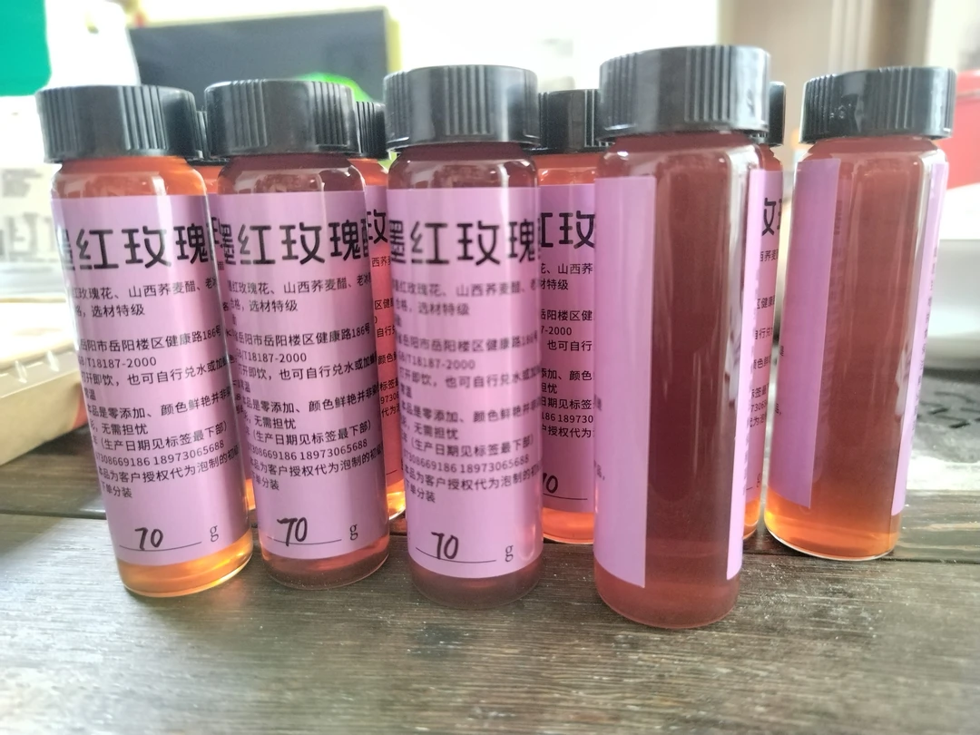 玫瑰醋，新鲜的墨红玫瑰花瓣，云南老冰糖和山西荞麦醋泡的花香浓郁