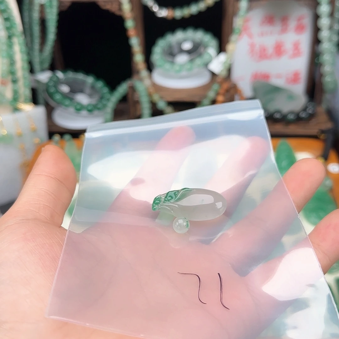 石英质玉颈饰未镶嵌鲍*