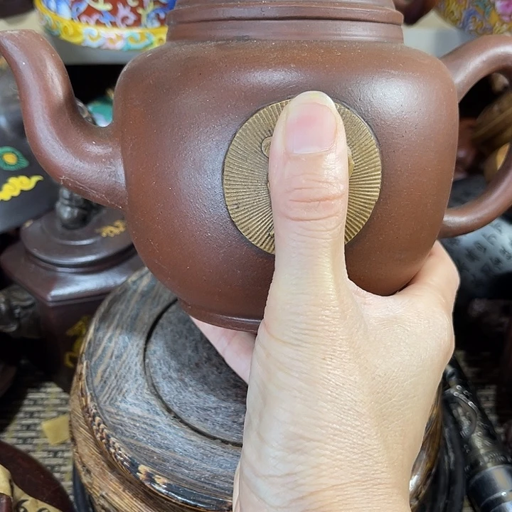 茶壶紫泥原矿泥料手工制作的一把紫砂壶。