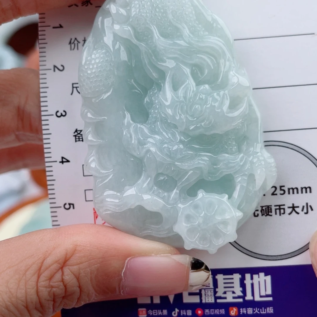 翡翠未镶嵌颈饰龙牌